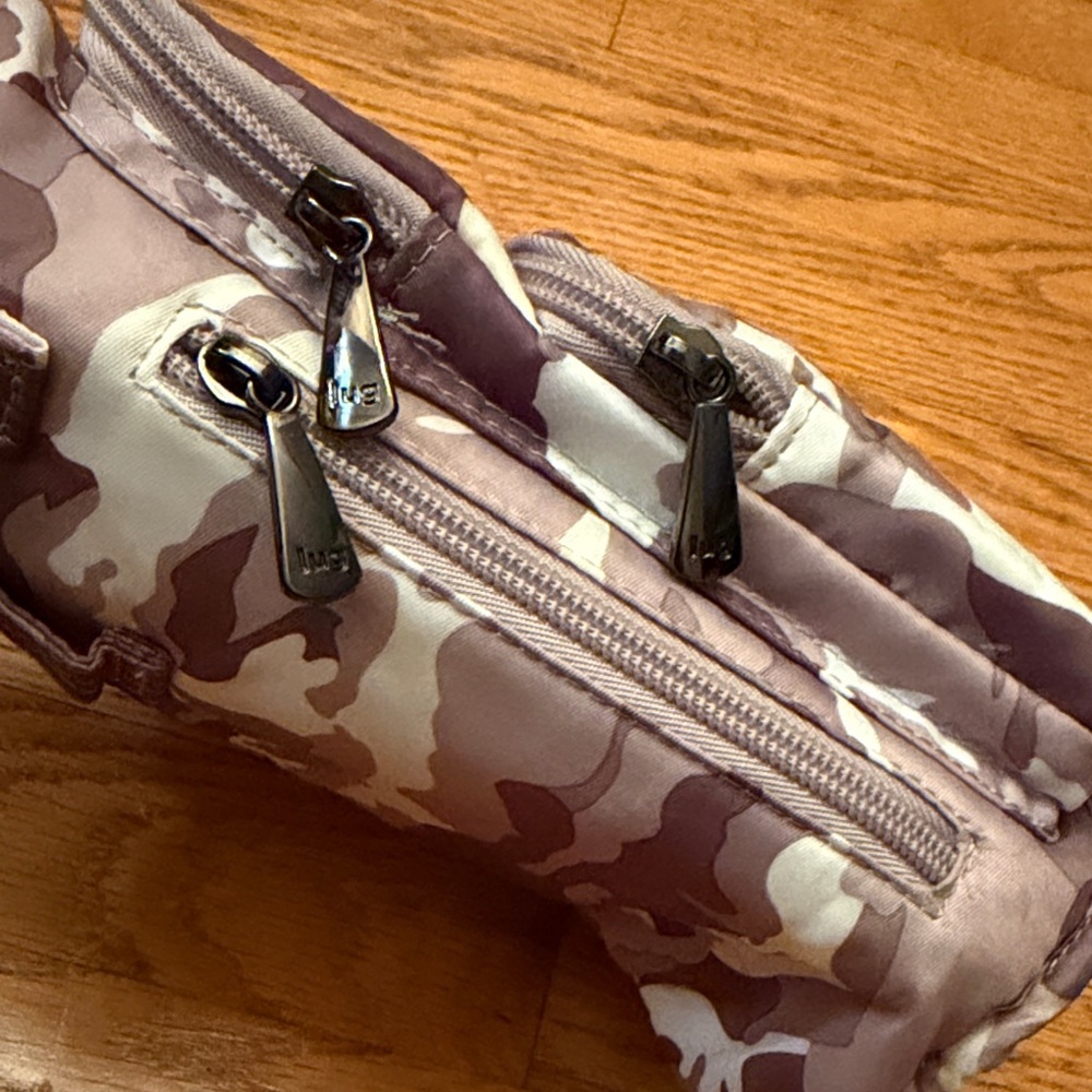 Lug by Huggie SE water bottle holder with 3 zipper pouches - Camo Crossbody Bag - Picture 5 of 11
